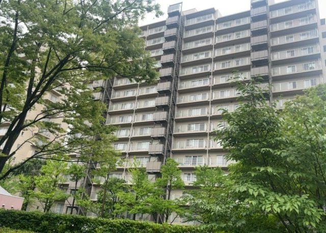 外観はマンション管理がされているかの目安になります。築年数が古いと、壁面は劣化してひび割れが生じることも！建物が古びていても細かいところが修繕されていると、きちんと管理されているなぁと感じるでしょう。