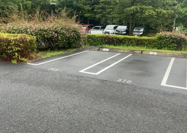 車一台あたりに必要なスペースは、標準サイズの普通自動車で横幅2m50cm、長さ5mは必要になります。ただし、乗降のことも考慮して横幅3m30cm、長さ5m50cmほどは確保できるところを選びましょう。