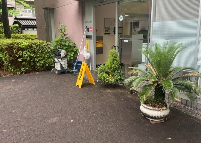 受付はマンションコンシェルジュがいる場合もあれば、管理人が滞在する小部屋を総称して呼ぶことがあります。主にエントランスに設置されていることから、防犯面でも期待ができます。防犯設備がない場合はより安心！