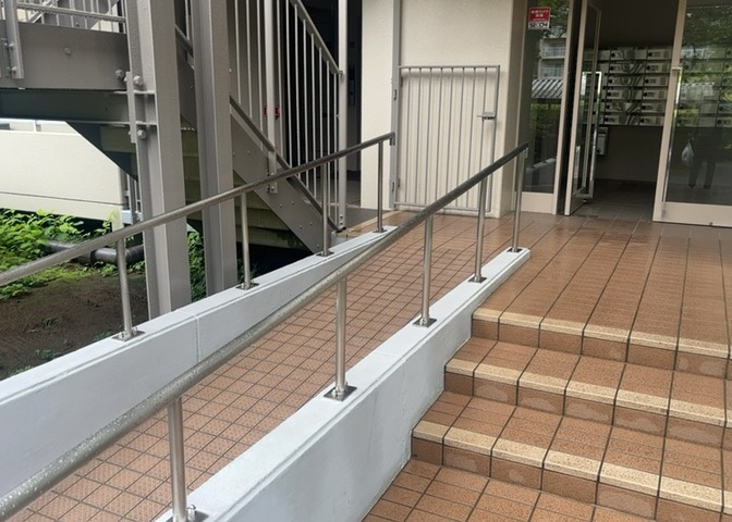 ラウンジは、マンションの共用スペースに椅子やテーブルなどを配置した利用者が寛げる空間です。屋内型ラウンジと屋外型ラウンジがあります。共用部分の管理状況と合わせて、詳細については現地でご確認ください。