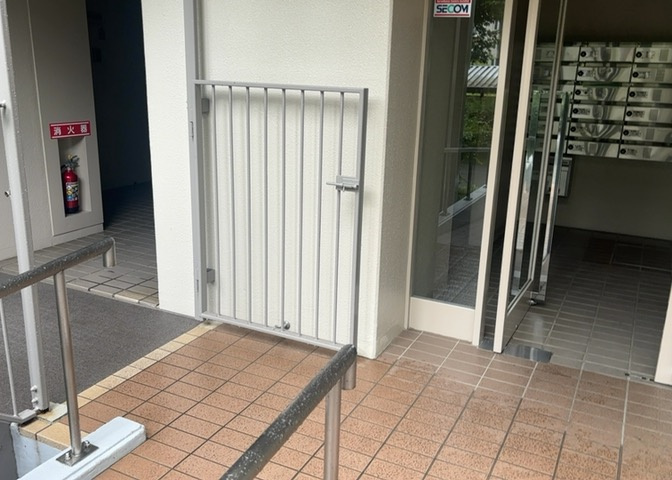 ロビーというと、エントランスと何がちがうの？と思いますよね。実はロビーとエントランスには明確な決まりはありません。物件によっては、エントランスを入って広がるある程度の広さのある空間がロビーとなります。
