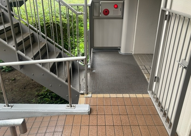 共有部分は、住民なら誰もが使える設備のこと。例えば駐車場やエレベーター、インターネット設備、セキュリティ設備などがあります。他にも、マンションの廊下・外部階段やエントランス・ゴミ置き場などがあります。