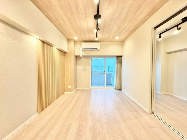 奥行きを感じるLDKは、食事とくつろぎの場を分けやすく、日常を心地よく整えます。