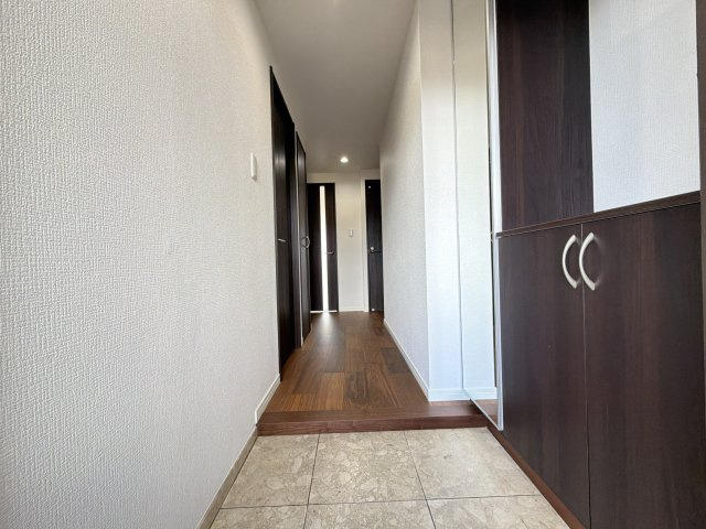 【リノベーション仕様】玄関入るとお洒落で綺麗なナチュラルの色彩です。
