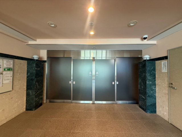 2026.10.09撮影　オートロックを備えたエントランス