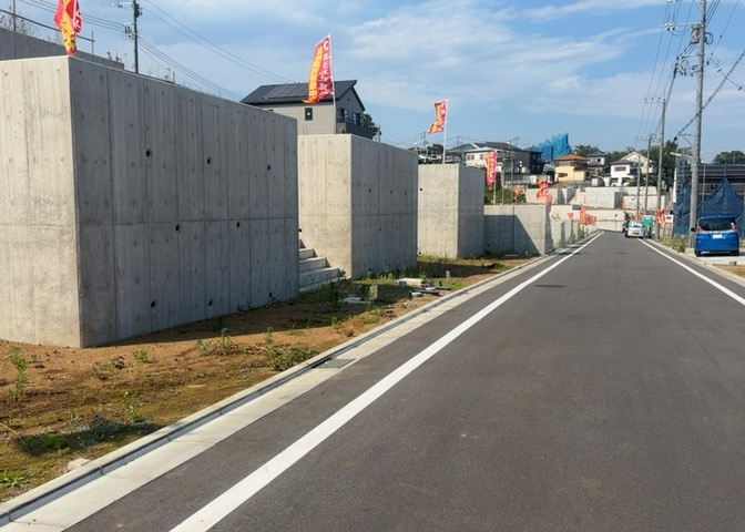 土地の形が極端に長細かったり、狭小地、あるいは道路との高低差がある傾斜地だった場合、後々売ろうとしても買い手がつかない場合もあります。後々、売却することになった時に価値の下がらない土地を選びましょう。