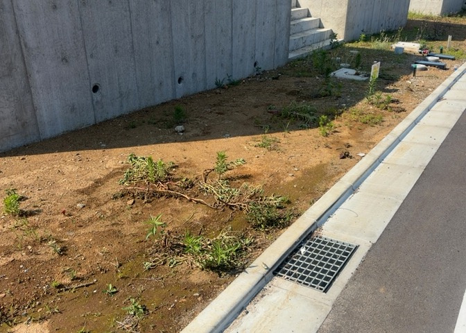 土地の面積＝住宅面積ではありません。建ぺい率の問題などで、土地のある場所によって住宅を建てられる面積は限られています。高さもしかり、「土地」という言葉の中には、建築条件も含まれると考えておきましょう。
