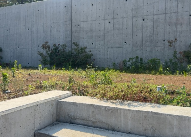 家を建てる場合、方位は要チェックです。現実的に日当たりのよい家ならばリビングは南側、建築基準法でも北側に当たる家への配慮は求められています。土地を見学に行く際は、方位磁針を持って行くようにしましょう。