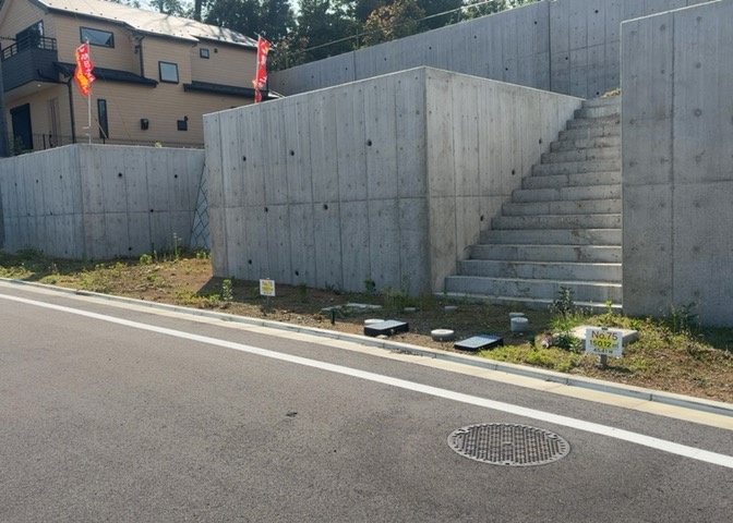現地に行くなら、物件の周囲の地形がどうなっているかを見ることも大切です。周辺より低くなっている土地では、大雨などで水が集まりやすいため、地盤が弱くなっているということも考えられるため、注意が必要です。