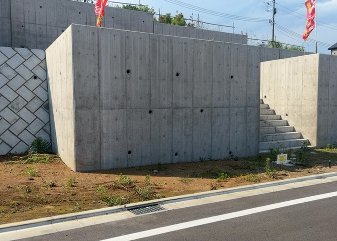 人が暮らすうえで日光は大切な要素となります。日当たりの良さは譲れないポイントですね。併せて近くに大きな建築物の建築予定がないか、あるいはそれが可能な土地が近くにないか事前に確認することもお勧めします。
