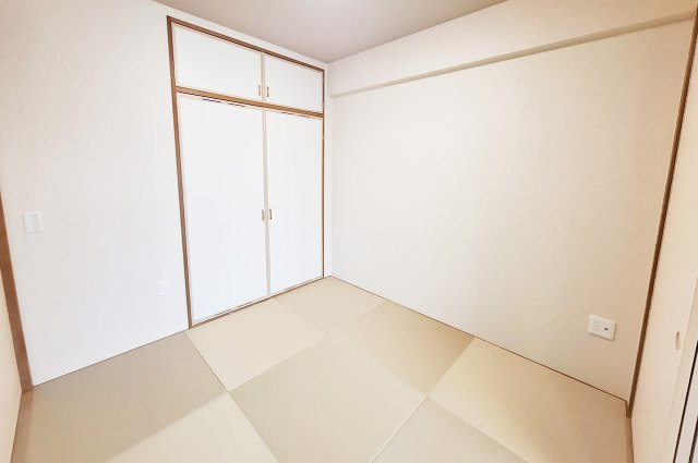 和室：半帖畳と入口襖を新調、クロスを貼替え済み。