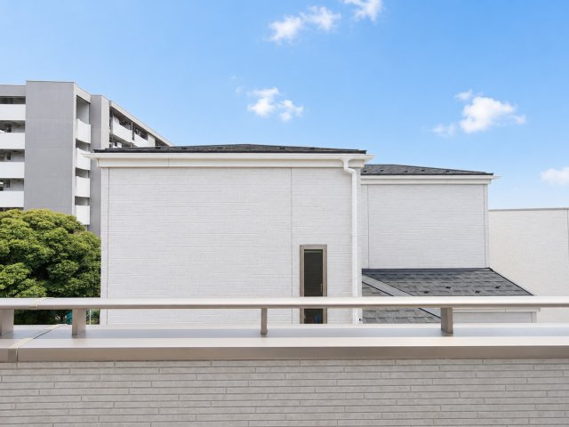 3階眺望：3階部分ならではの開放感が魅力。視線が気になりにくく、青空を望みながらゆったりとした時間をお過ごしいただけます。