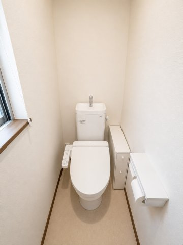 温水洗浄便座付きの清潔感あるトイレ。小窓付きで換気もしやすく、快適にご利用いただける空間です。