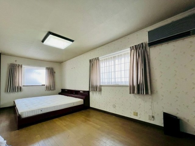 10.9帖の寝室、3方向の窓とバルコニーで明るく開放的