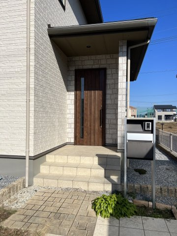 エントランス：住まう人と訪れる人を優しく迎える空間☆安心と快適さを感じるシンプルで美しいデザインの心地良さ♪