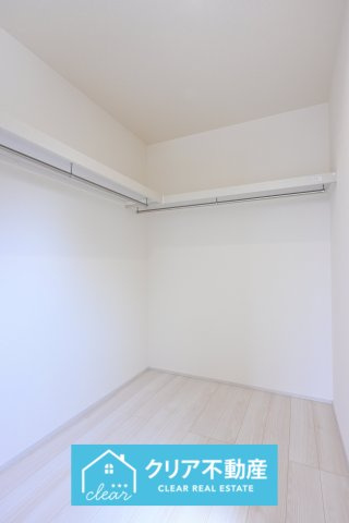 憧れのウォークインクローゼットでお洋服もたっぷり収納！