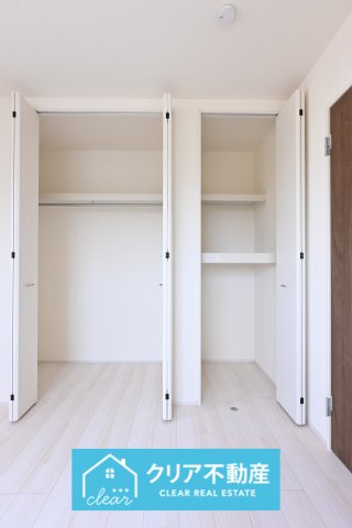 ワイド収納でお洋服もたっぷりかけられます！