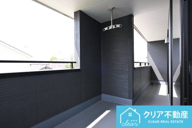屋根付きワイドバルコニーなので、急な雨の時も安心♪竿受けも設置済み！