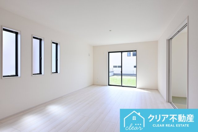 日当たりがよく広いリビングは家族が自然と集まる居心地の良い空間です♪