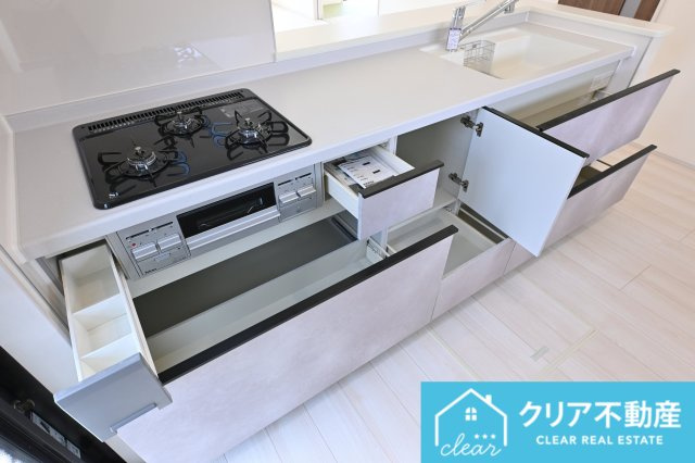スライド収納付きシステムキッチン。パスタ鍋や圧力鍋の出し入れもスムーズ！