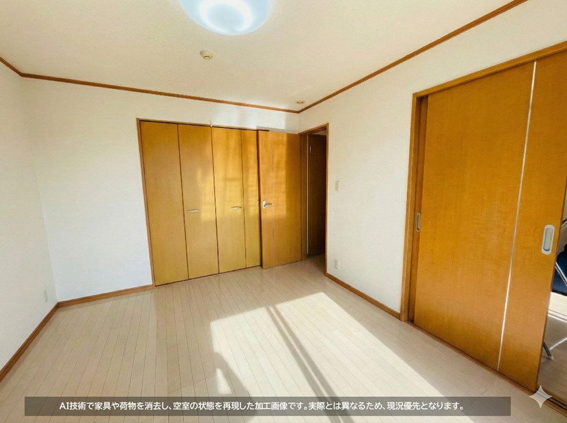 階段から右奥の洋室になります。各居室に収納スペースがございます。全居室南西向き、2面採光のため日当たり良好です。