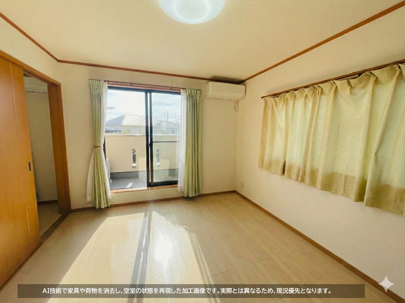 階段から右奥の洋室になります。各居室に収納スペースがございます。全居室南西向き、2面採光のため日当たり良好です。