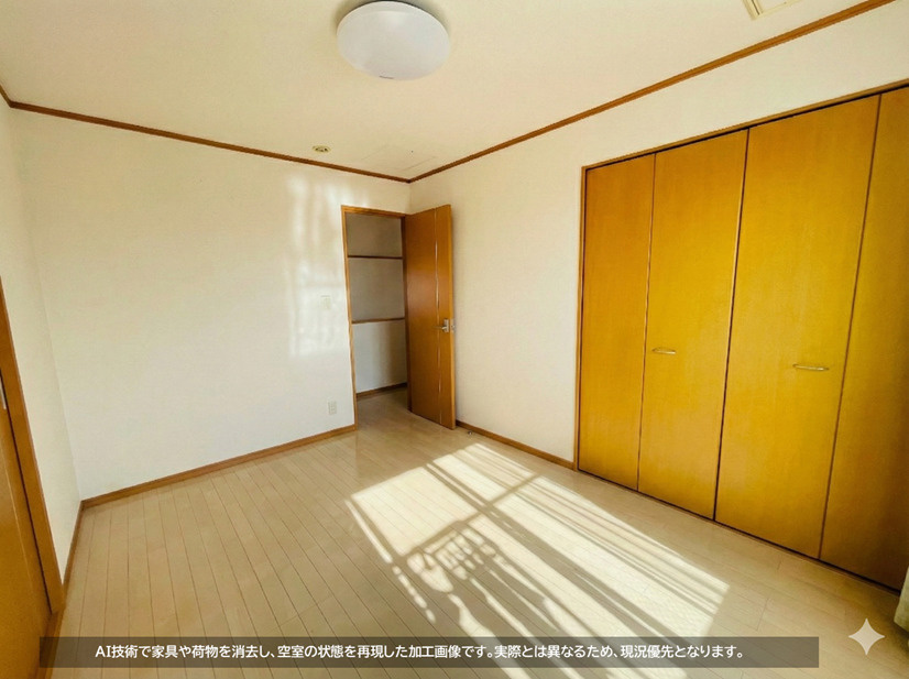 階段から真ん中の洋室なります。各居室に収納スペースがございます。全居室南西向きのため日当たり良好です。
