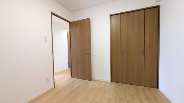 サービスルーム表記の小さなお部屋ですが、寝室としても十分ご使用可能です。
