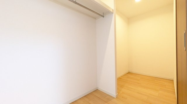 大きなウオークインクローゼットがありますので、収納には困りません。