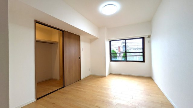 大きなウオークインクローゼット付きのお部屋です。主寝室としてご利用可能です。