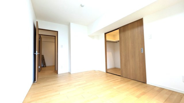大きなウオークインクローゼット付きのお部屋です。主寝室としてご利用可能です。