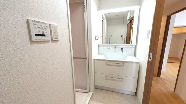 三面鏡付きでお顔の横や後ろも見ることが可能です。鏡の後ろの収納も便利です。