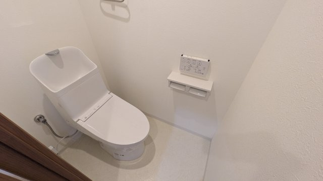 コンパクトで使い勝手の良いトイレです。トイレットペーパーが置ける棚付き