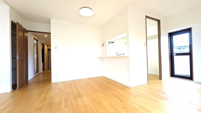キッチンはカウンター付きです。壁で囲まれているので生活感を隠せます。