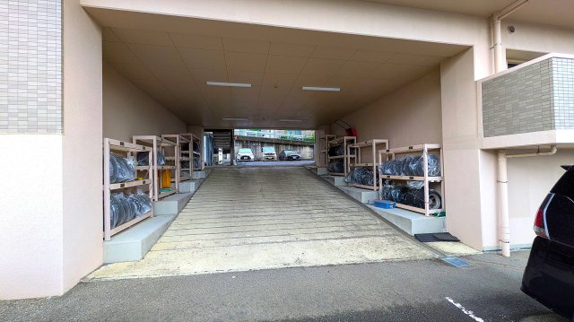 駐車場の通路とタイヤ置き場。建物の前後に敷地内駐車場があります。