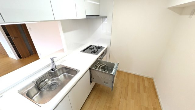 食洗器付き。料理好きにも対応する幅のあるキッチンです。