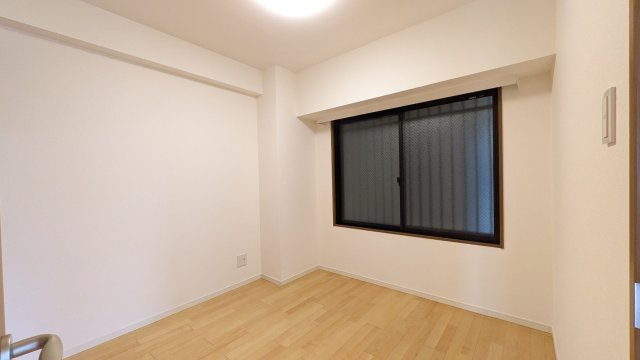 サービスルーム表記の小さなお部屋ですが、寝室としても十分ご使用可能です。