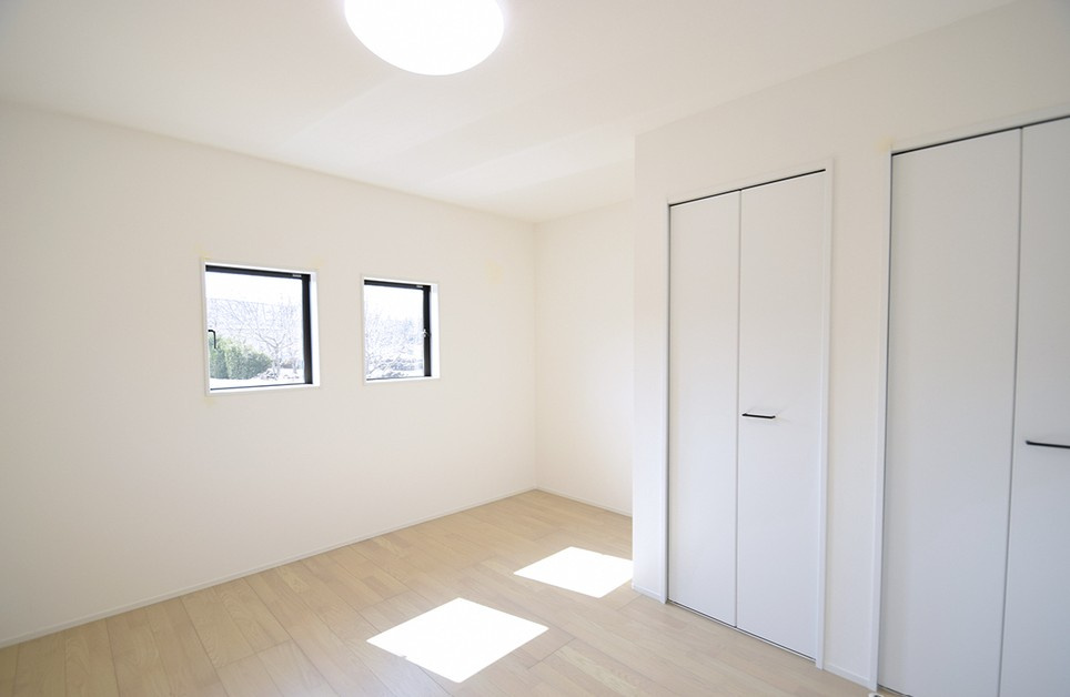 ベッドや机を置いてもゆとりがございます。