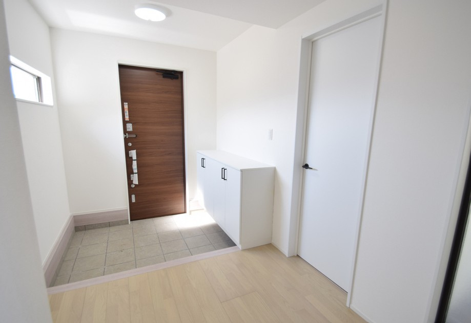 玄関にはご家族の靴もたっぷり収納できるシューズボックスもございます。