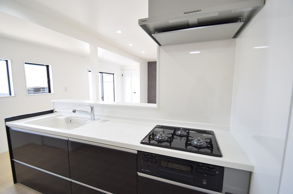 リビングを見渡しながら家事のできる対面キッチン。