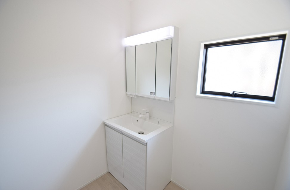 三面鏡洗面台で身だしなみチェックもばっちり。