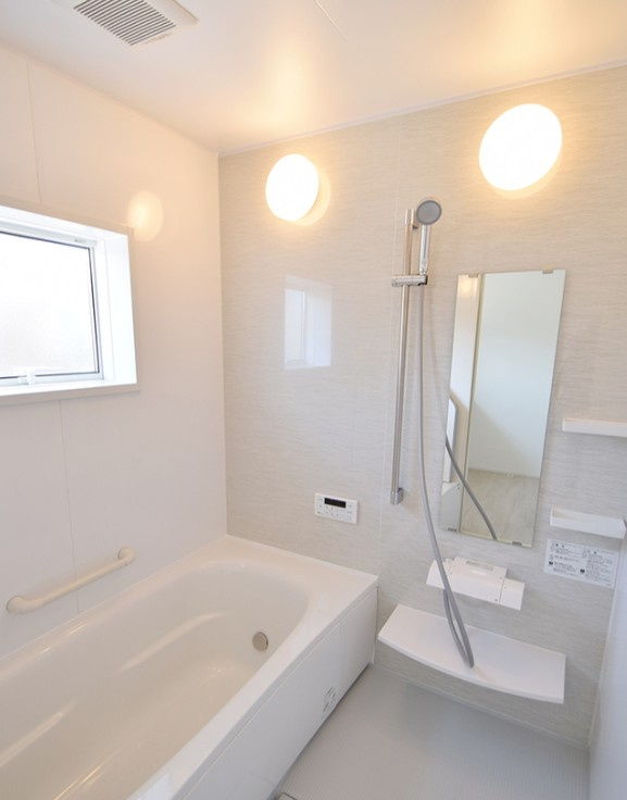 浴室には窓もあり換気良好です。