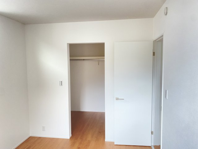 広いクローゼットがあれば快適なお部屋でくつろげます。