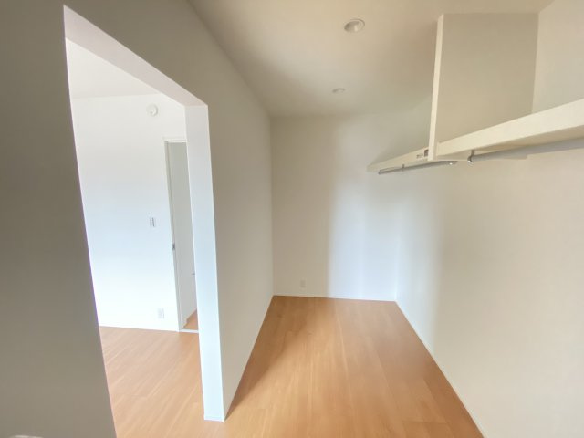 ウォークインクローゼットは棚もありたくさんの荷物を収納できます。