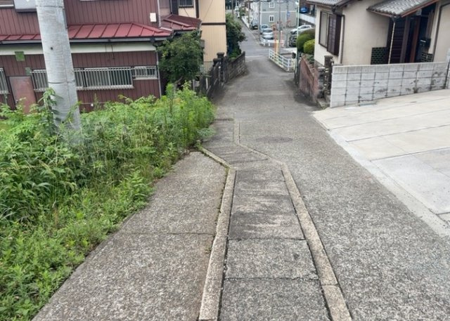 土地の形が極端に長細かったり、狭小地、あるいは道路との高低差がある傾斜地だった場合、後々売ろうとしても買い手がつかない場合もあります。後々、売却することになった時に価値の下がらない土地を選びましょう。