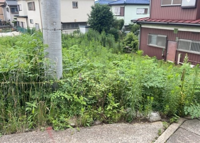 土地の面積＝住宅面積ではありません。建ぺい率の問題などで、土地のある場所によって住宅を建てられる面積は限られています。高さもしかり、「土地」という言葉の中には、建築条件も含まれると考えておきましょう。