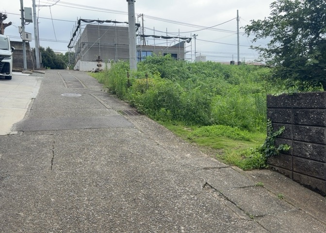 現地に行くなら、物件の周囲の地形がどうなっているかを見ることも大切です。周辺より低くなっている土地では、大雨などで水が集まりやすいため、地盤が弱くなっているということも考えられるため、注意が必要です。
