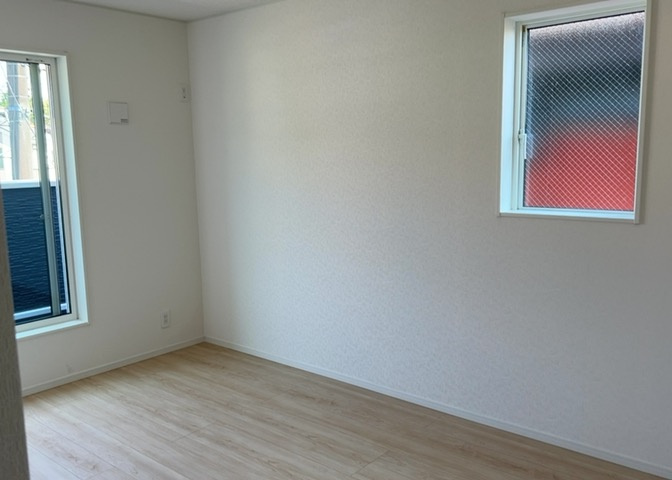 洋室のメリットは重い家具が置きやすく、身の回りが整理しやすいことです。　床がフローリングのため畳とは異なり凹みにくいです。　クローゼットなど収納が豊富で、普段使わない旅行カバンや服の整頓も簡単にです。
