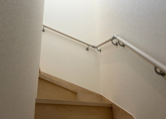 建物の上下階の通路である階段は、その位置によって動線や室内の印象が大きく左右されます。手摺にも重要な役割があり、転倒の防止・歩行や動作を円滑にして日常生活を支えることを主な目的として設置されています。