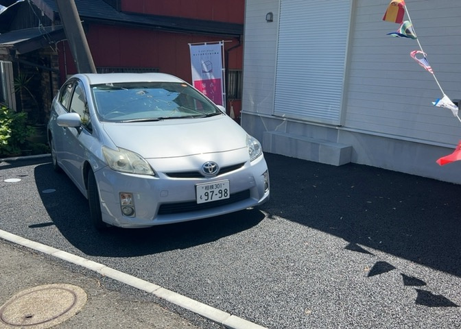駐車場と明記されていても、最小スペースでつくられた駐車場だと大型車は駐車できなかったり、出入りしにくくなったりする可能性があります。お車のサイズと購入したい物件の駐車場のサイズを現地で確認しましょう。
